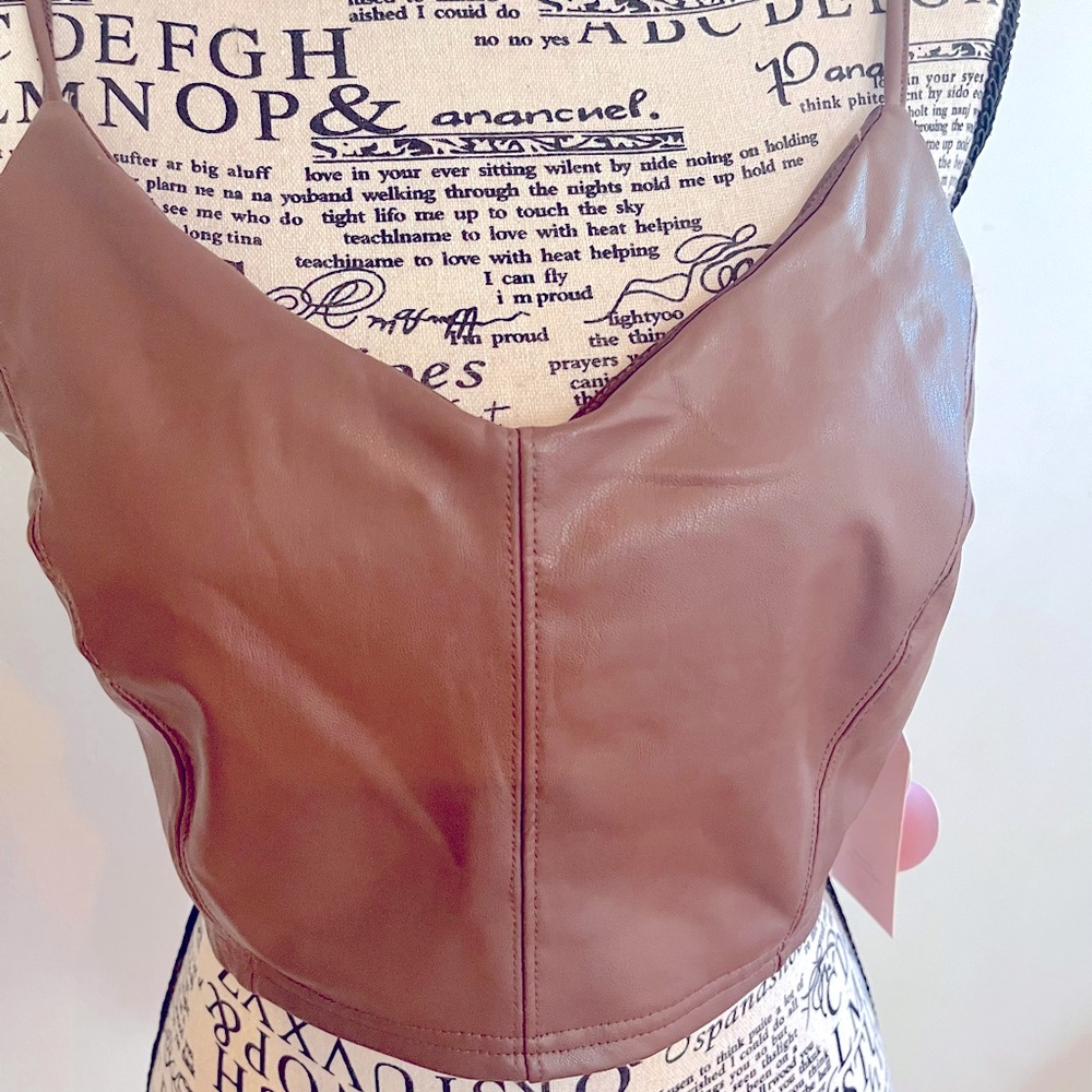 Ladies Faux leather - V-neck crop top with adjustable straps. Size M. - Picture 3 of 9